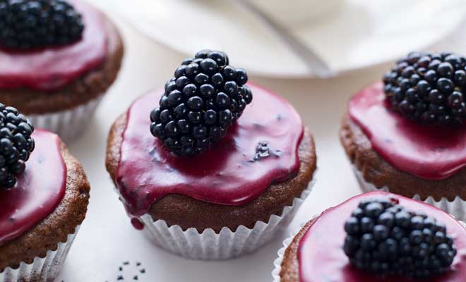 Vegan blackberry and chocolate cupcakes