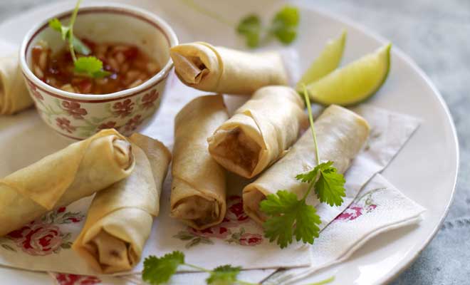 Spring rolls with apple and sweet chilli dip
