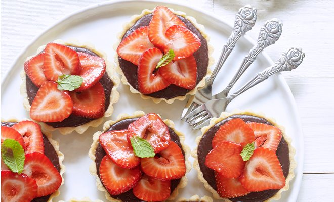 Strawberry and chocolate tartlets