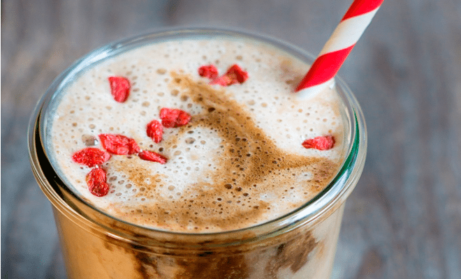 Morning energy smoothie with goji berries